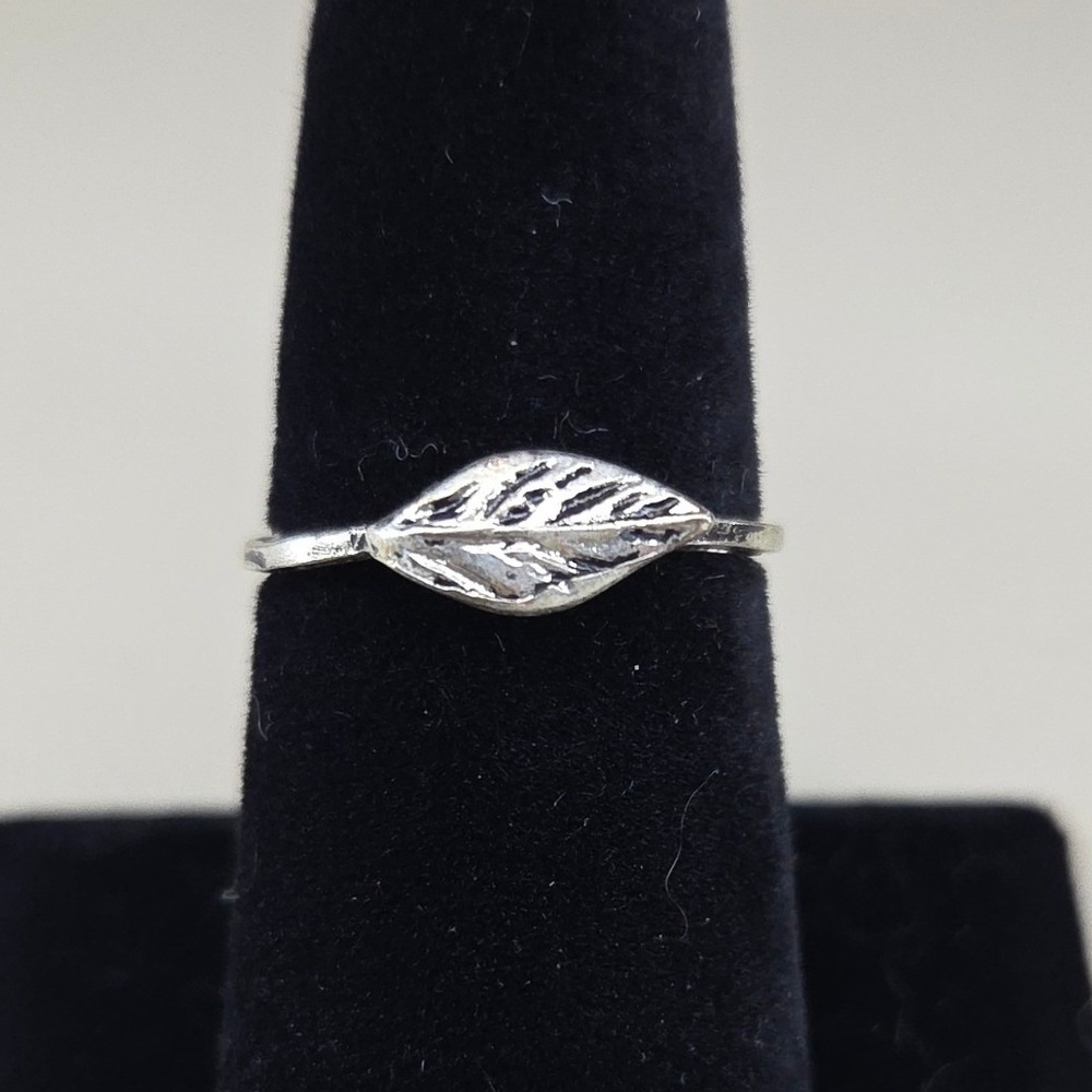 Silver‎ Tone Leaf Motif Stackable Minimalist Band Ring Size 7.5